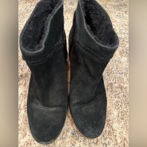 UGG Women's Black Suede Boots Approximate Sz 9-10 Fur Inside Heel
